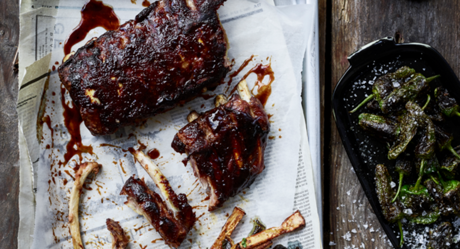 Ribs med BBQ sauce, stegte selleristænger, oregano og små grøn peberfrugt
