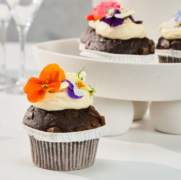 Servér veganske chokoladekager til påske