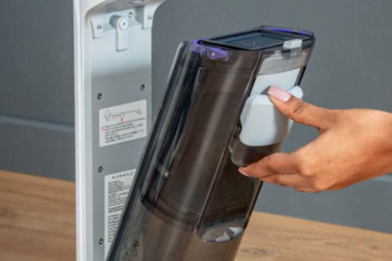 Den adskiller også fast og flydende snavs i beholderen,