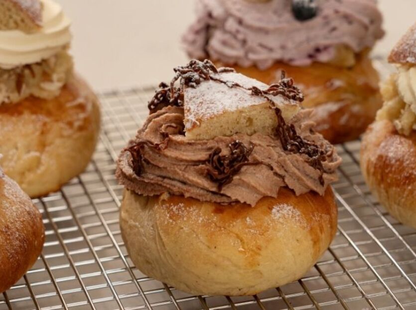 Fastelavnsboller med nutellafløde og hakket chokolade