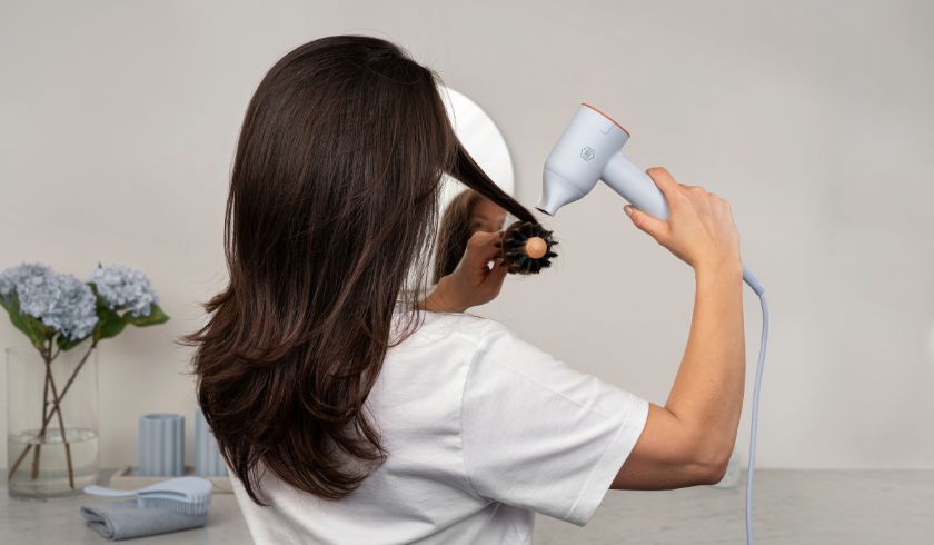 Sæt mundstykket på og føn med rundbørste