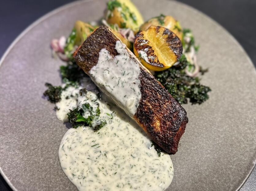 Grillet laks med dildsauce & marinerede kartofler