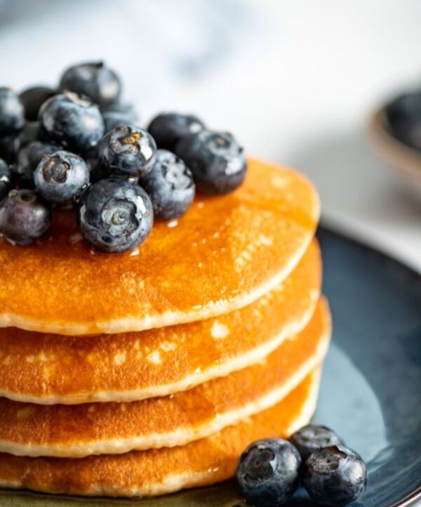 Amerikanske pandekager til brunch? Prøv toppings som ahornsirup, cashewnødder, blåbær og banan. Eller gå all-in med en frisk frugtsalat!