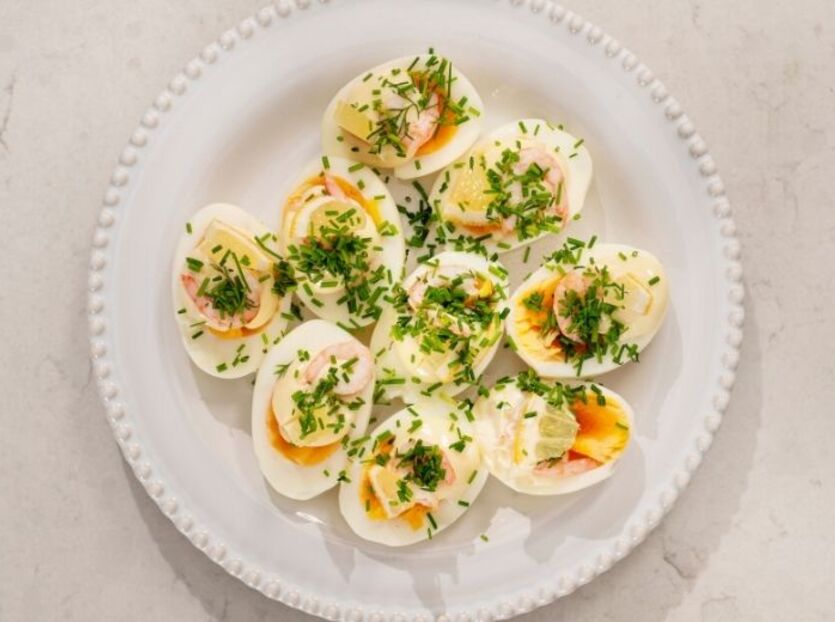 Halve æg med rejer