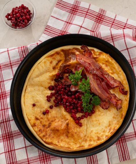 Mere fyldige toppings kan være: Bacon og råsyltede tyttebær, stuvede eller stegte champignoner med stegte løg eller fetaost og spinat. 