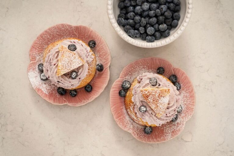 Fastelavnsboller med blåbærflødeskum