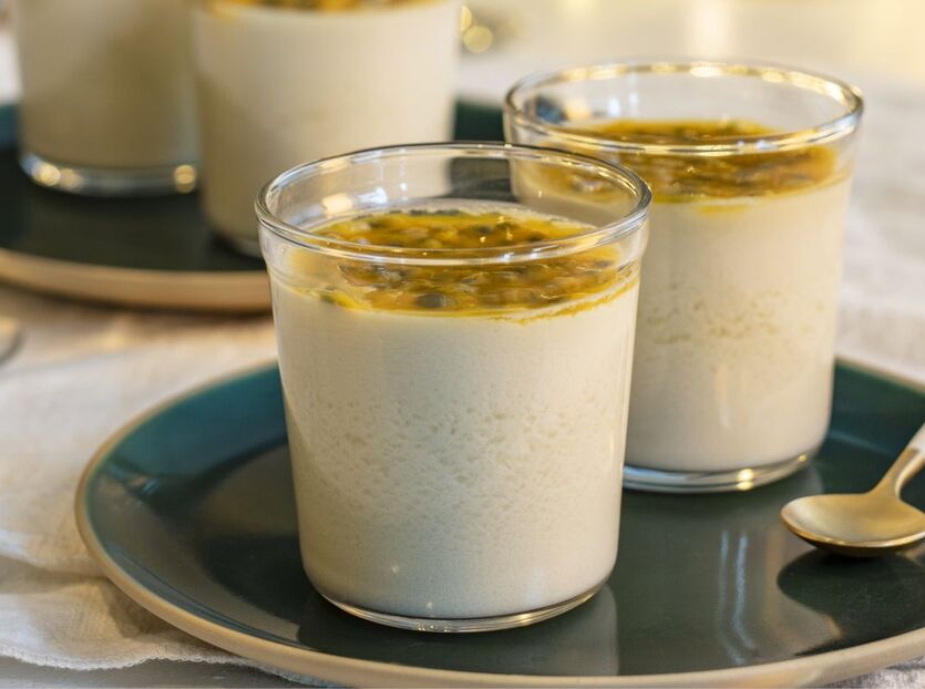Hvid chokolademousse med mango og kokos