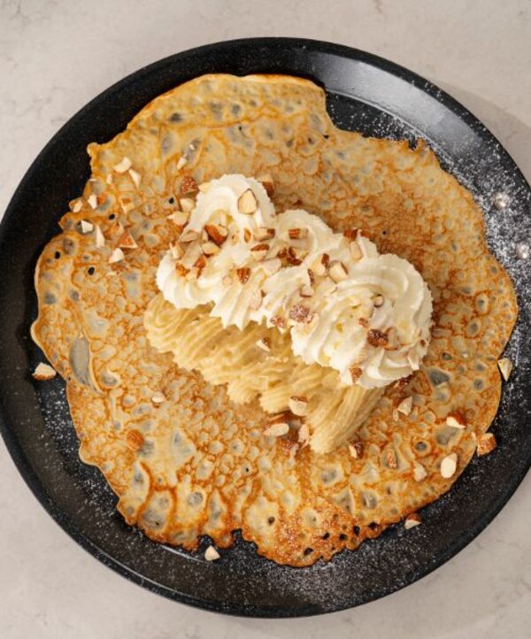 Prøv den omtalte pandekagefastelavnsbolle, en tynd pandekage toppet med pisket flødeskum & pisket mandelmasse. Fold sammen, tag en bid & nyd