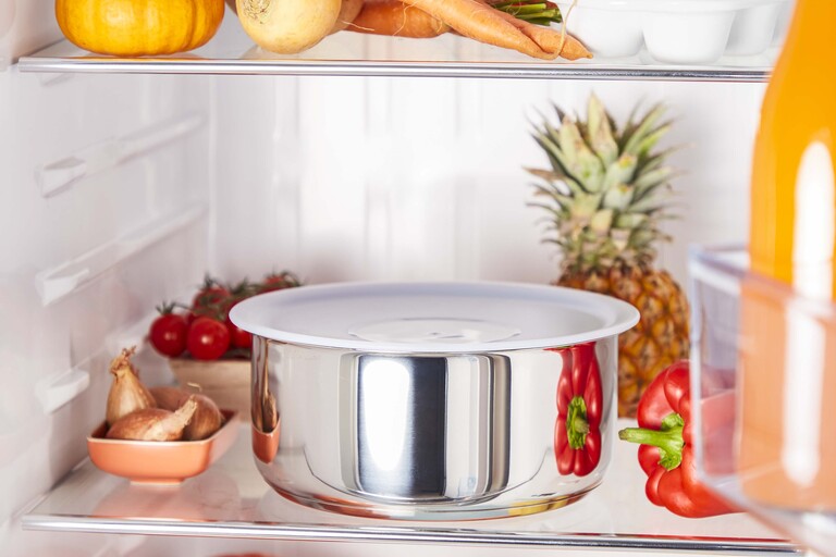 Opbevares nemt i køleskabet med Ingenio-låg