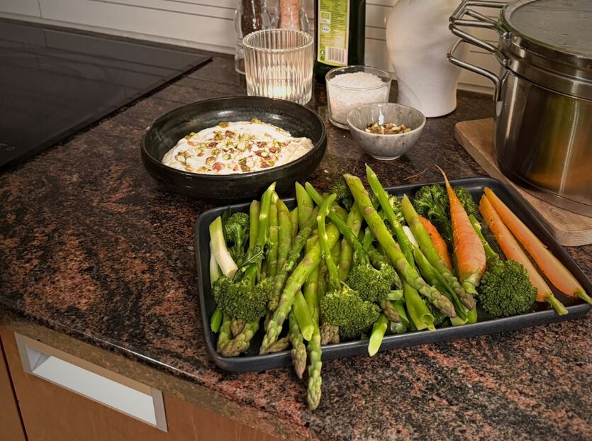 Dampede grøntsager med en smagfuld og cremet dip