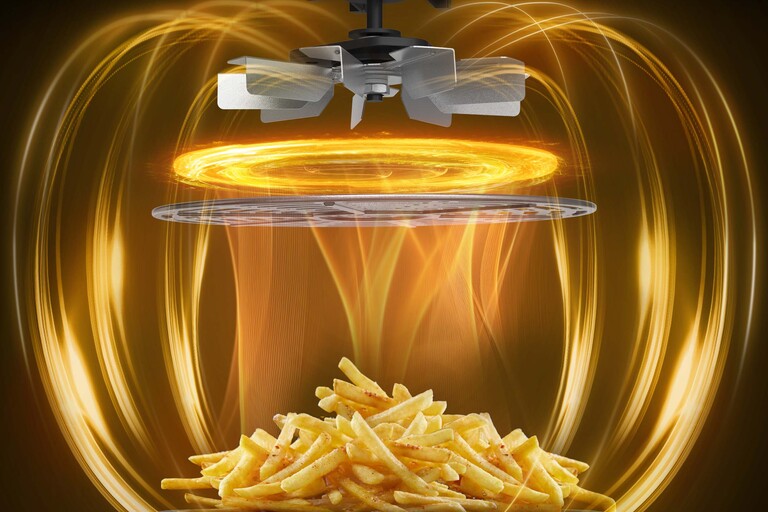 En airfryer tilbereder mad ved at