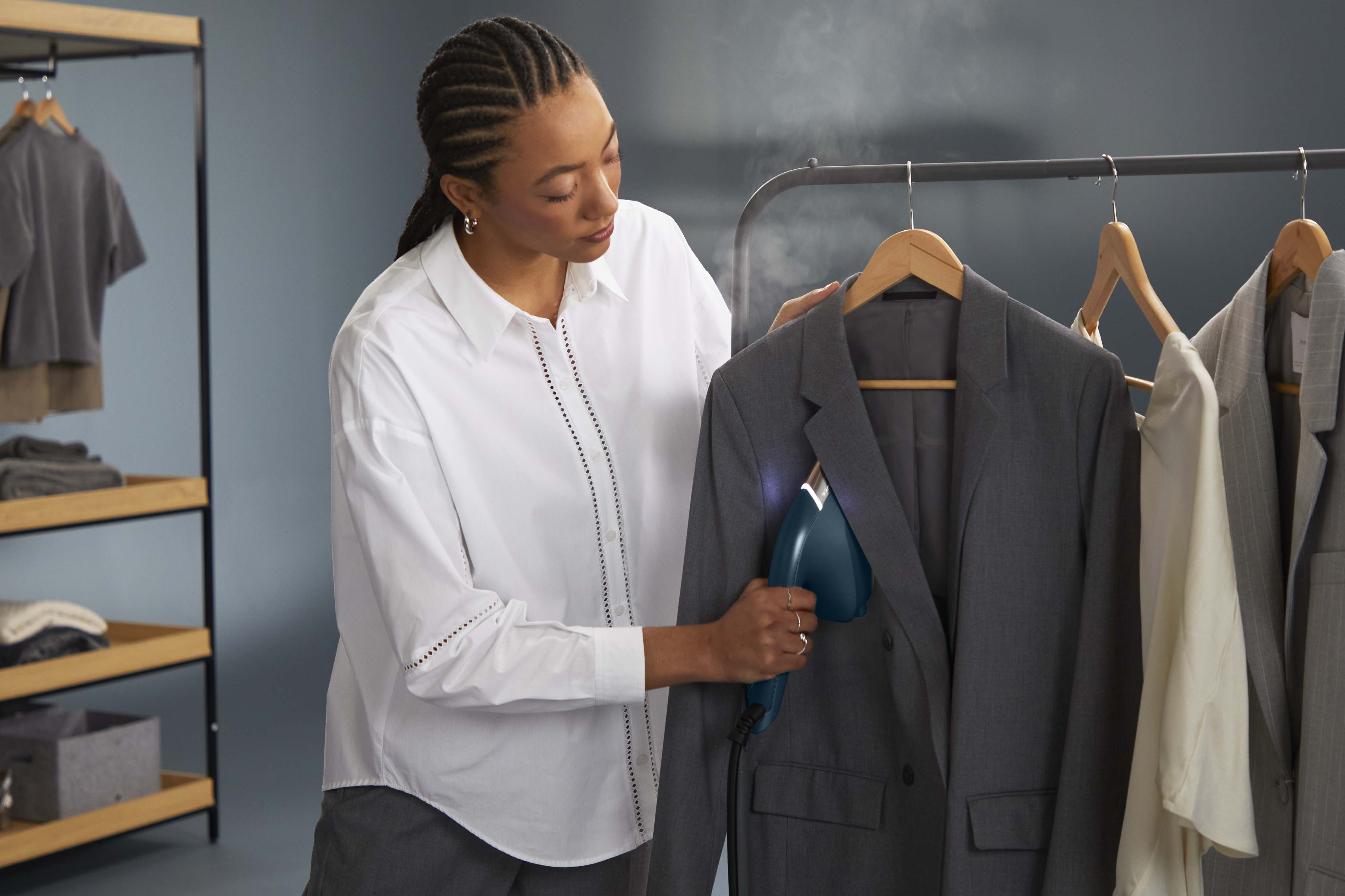 6.Stryg ryggen effektivt: læg skjorten fladt, stryg fra top til bund og flyt den efter behov for et glat resultat.