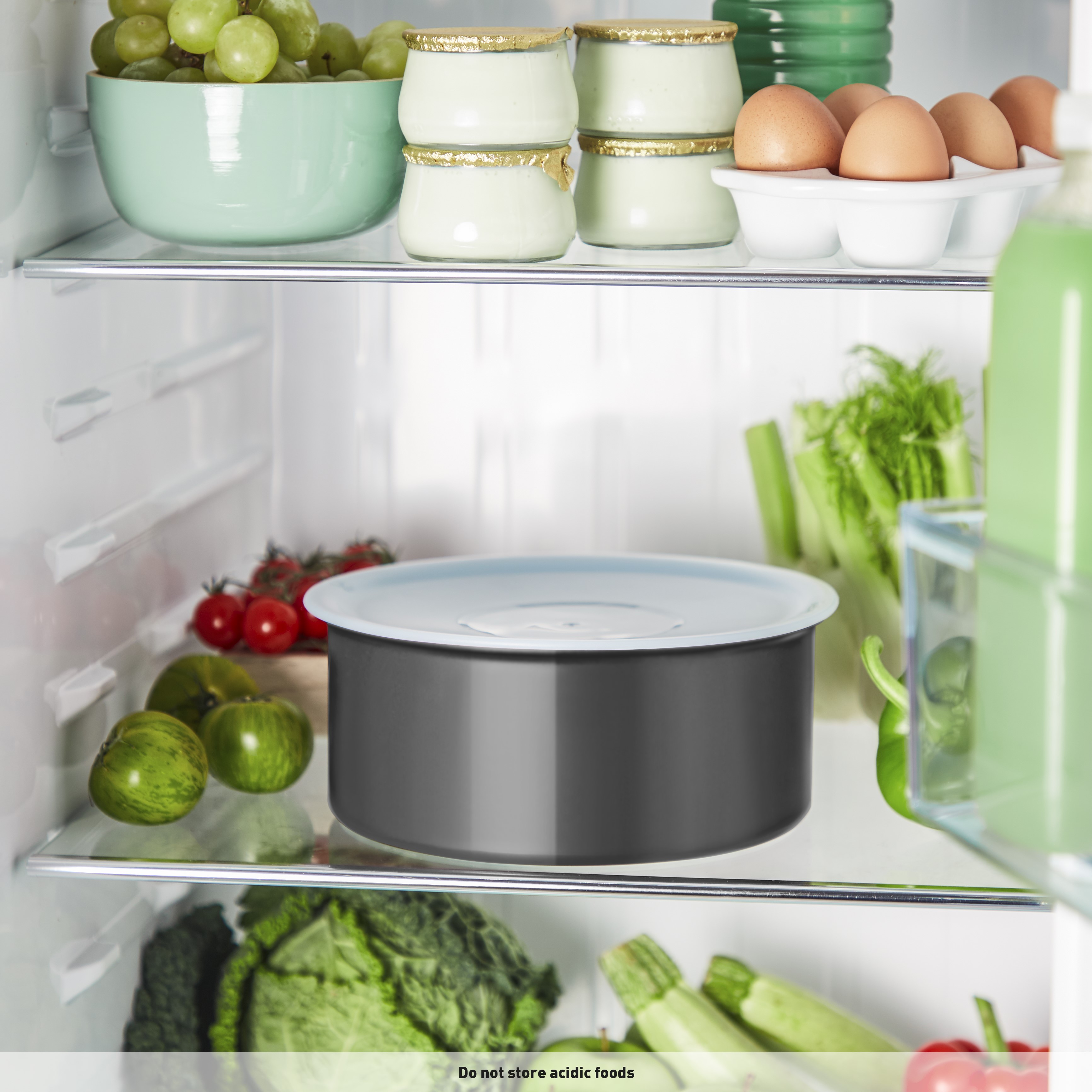 Opbevares straks i køleskabet med låg.