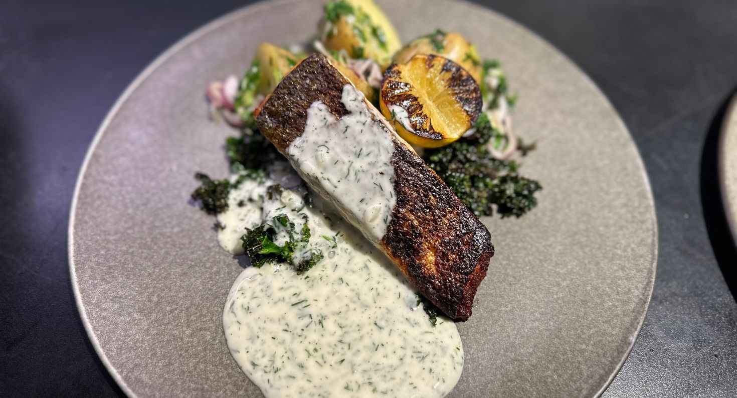 Grillet laks med dildsauce & marinerede kartofler