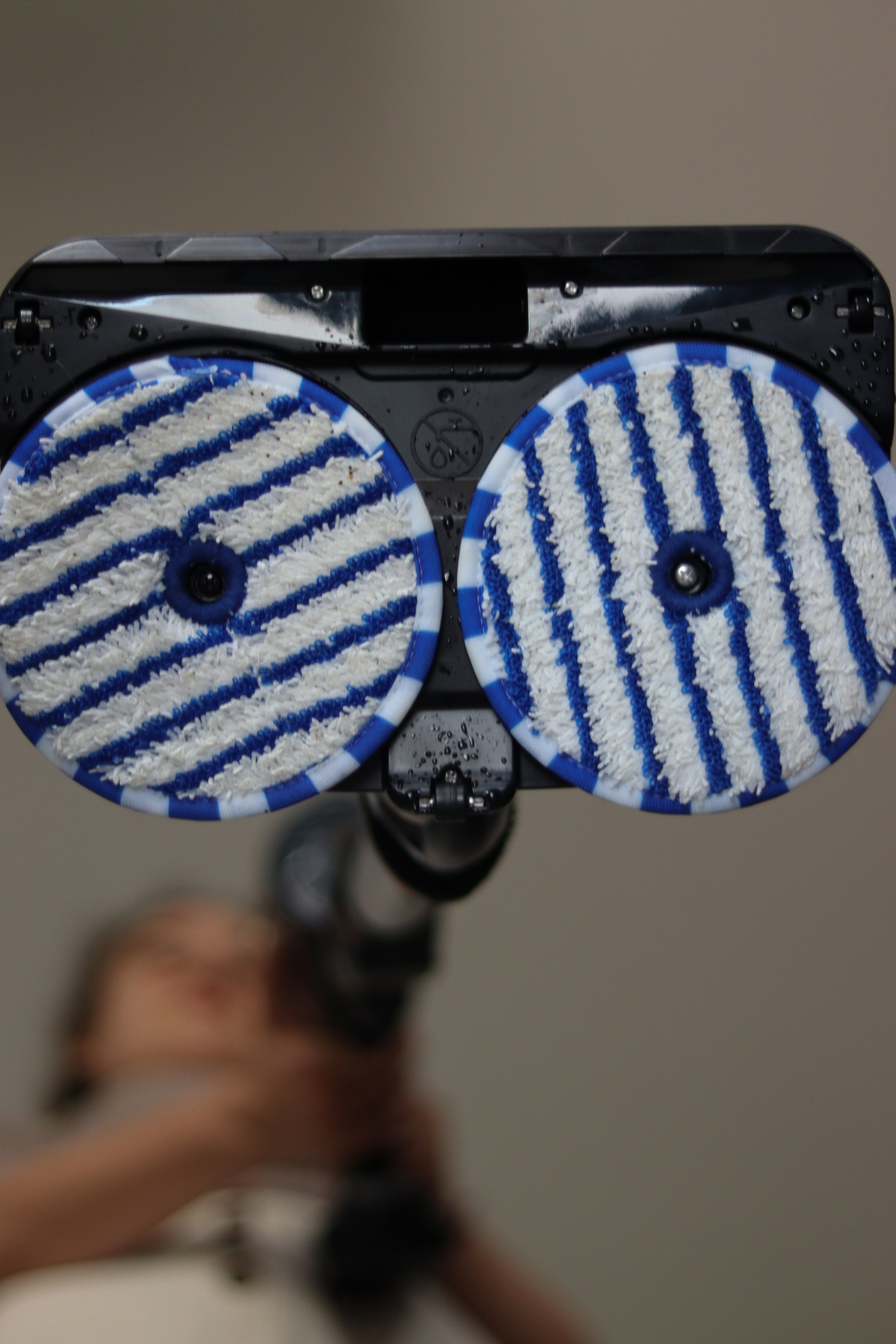 Aerospin aquahead mundstykke med roterende børster og mekanisk motor.