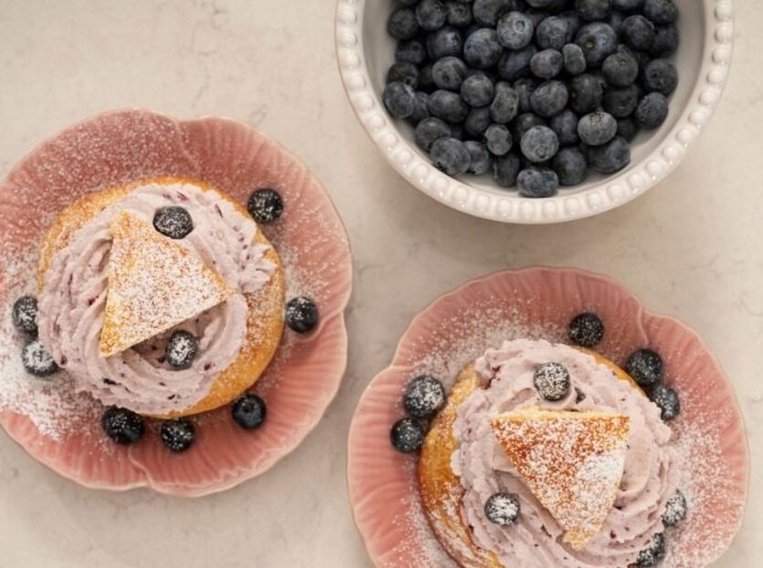 Fastelavnsboller med blåbærfløde