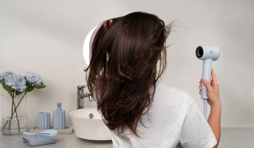 Føntør håret næsten tørt