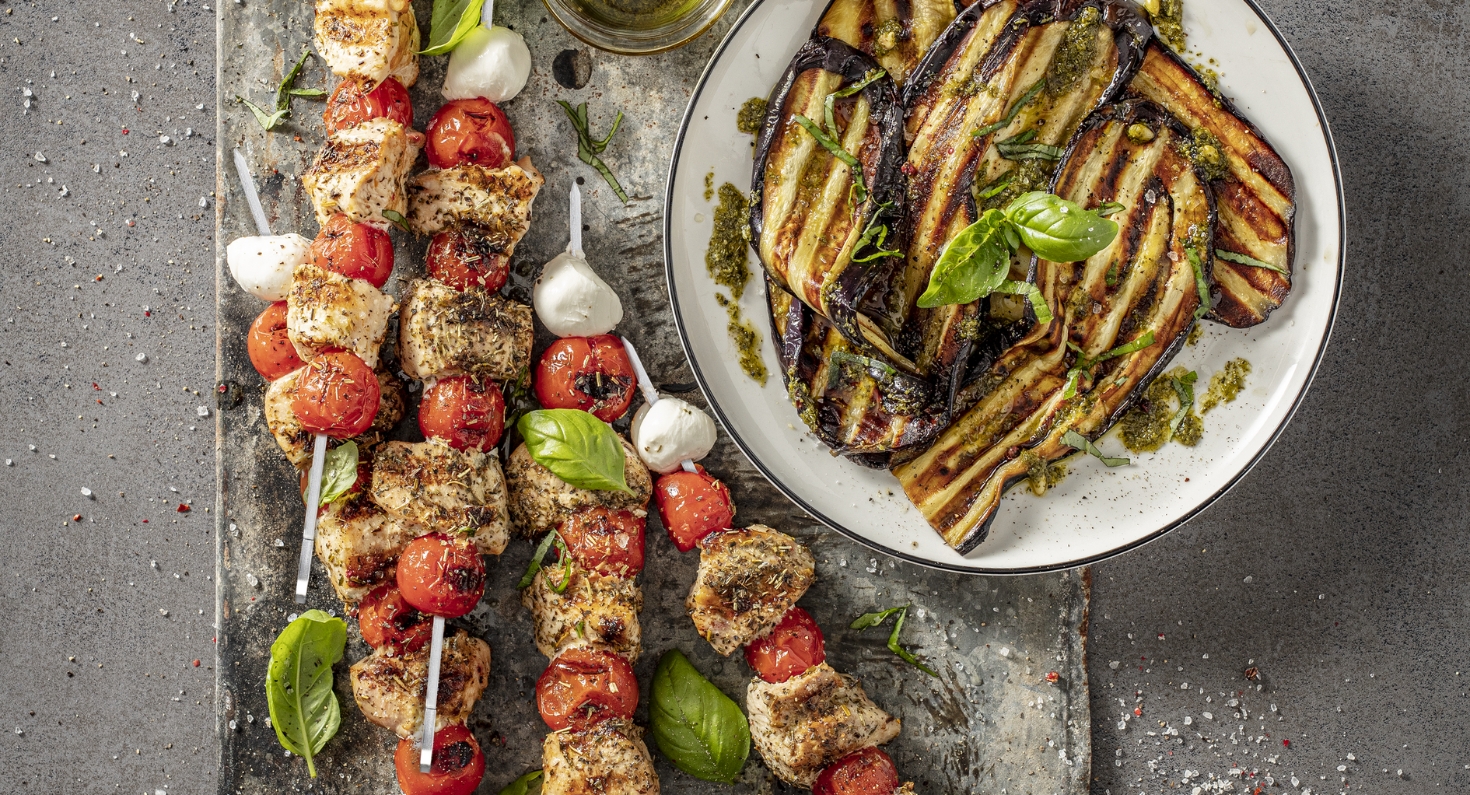 Kycklingspett caprese med grillad aubergine och pesto