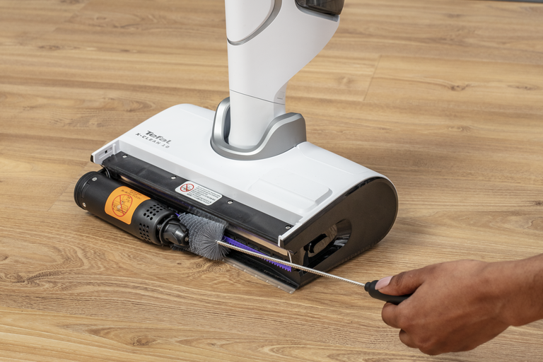 Nem rengøring med den medfølgende rengøringsbørste