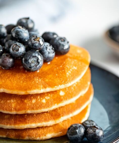 Amerikanske pandekager til brunch? Prøv toppings som ahornsirup, cashewnødder, blåbær og banan. Eller gå all-in med en frisk frugtsalat!