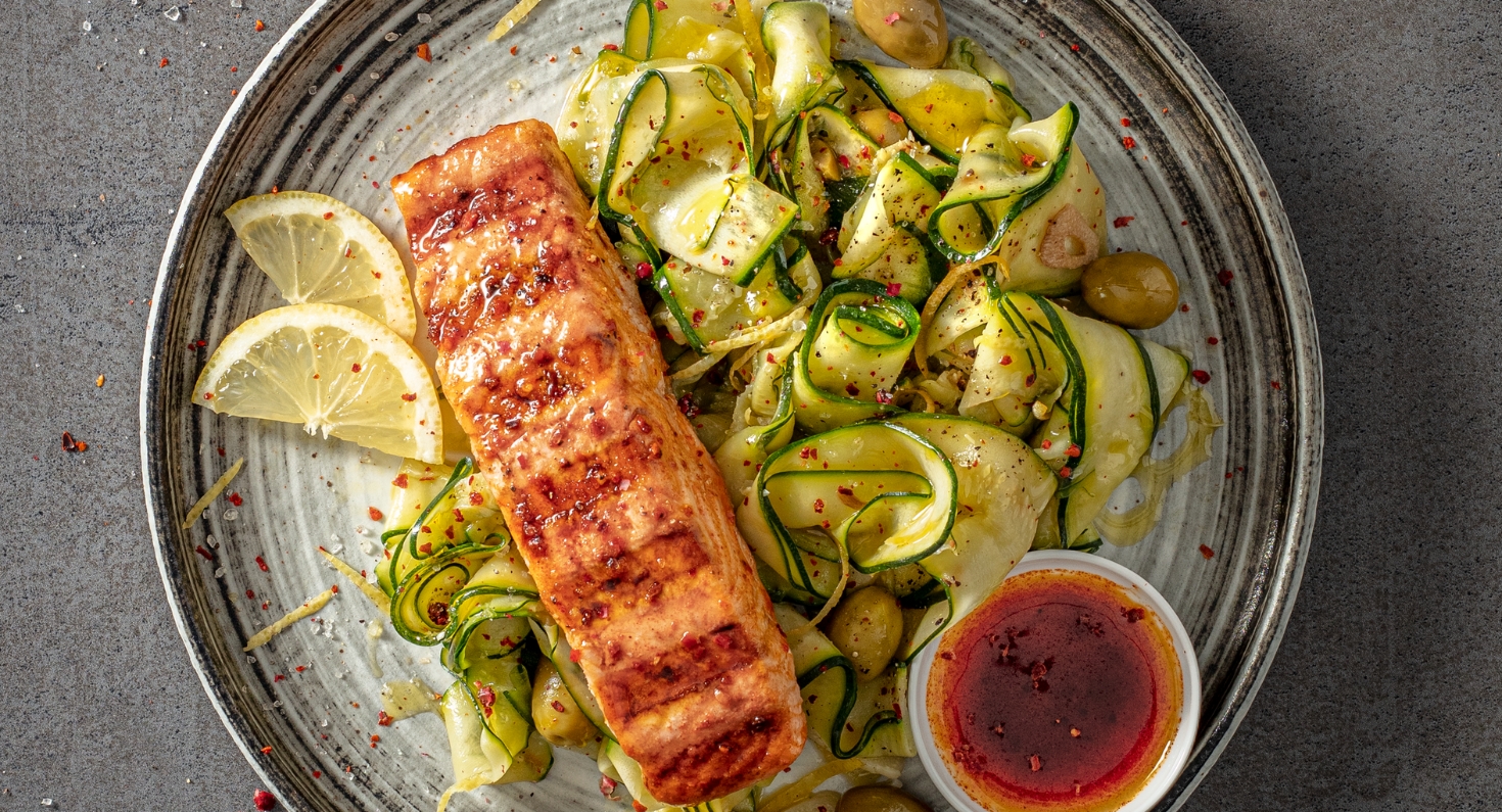Grillad lax med vitlöksfräst zucchinipasta