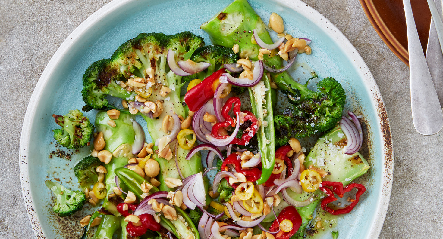Grillet broccoli med peanuts & chilisalsa