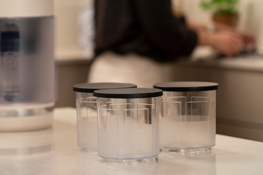 Tre skåle medfølger - 480 ml hver, lavet af tritan, hvilket giver en samlet mængde på 1,4 l is.