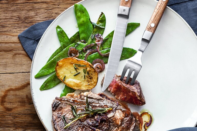 Smedede knive med takket klinge