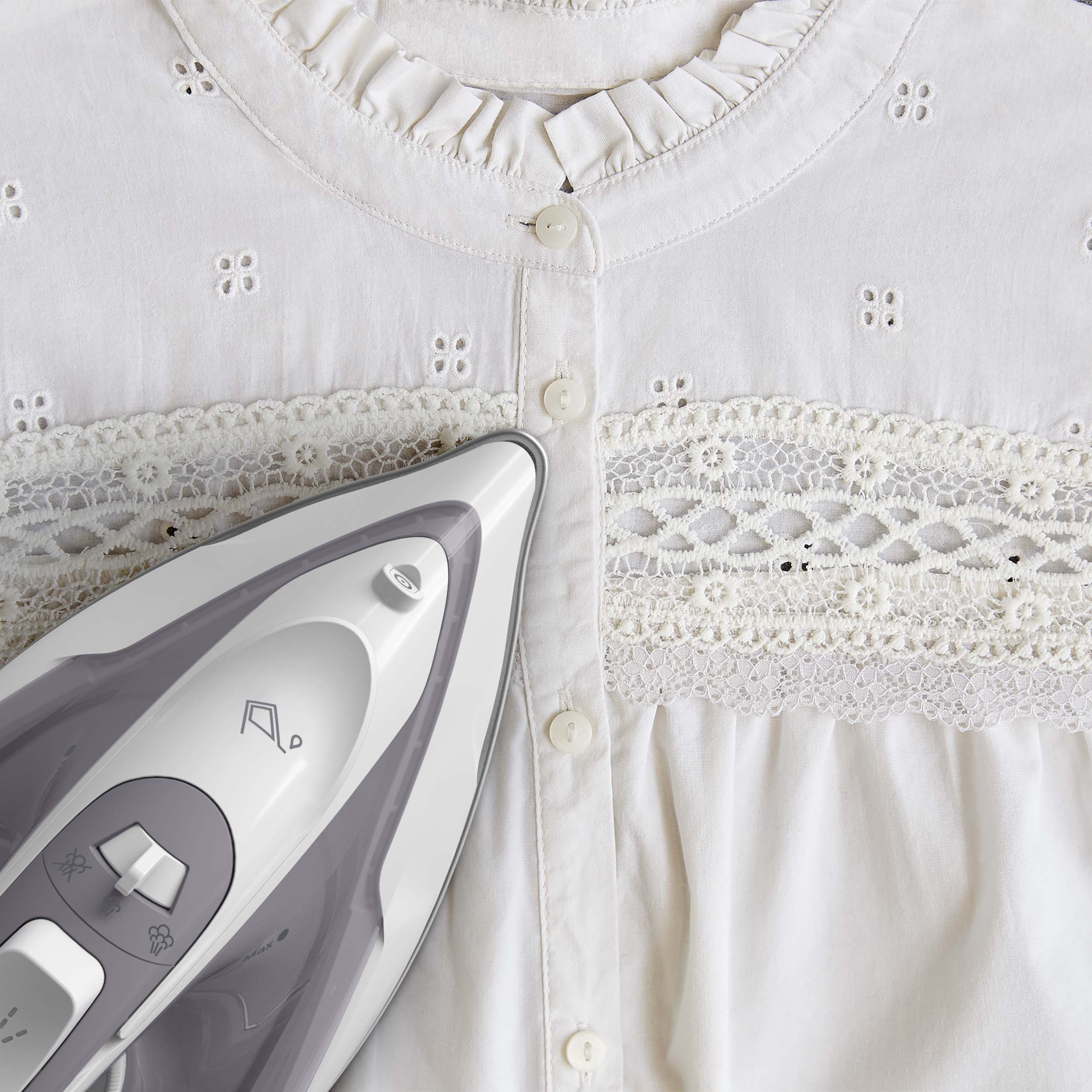 3.Stryg bærestykket korrekt: læg skjorten fladt på brættet med nakken over spidsen for et glat og pænt resultat